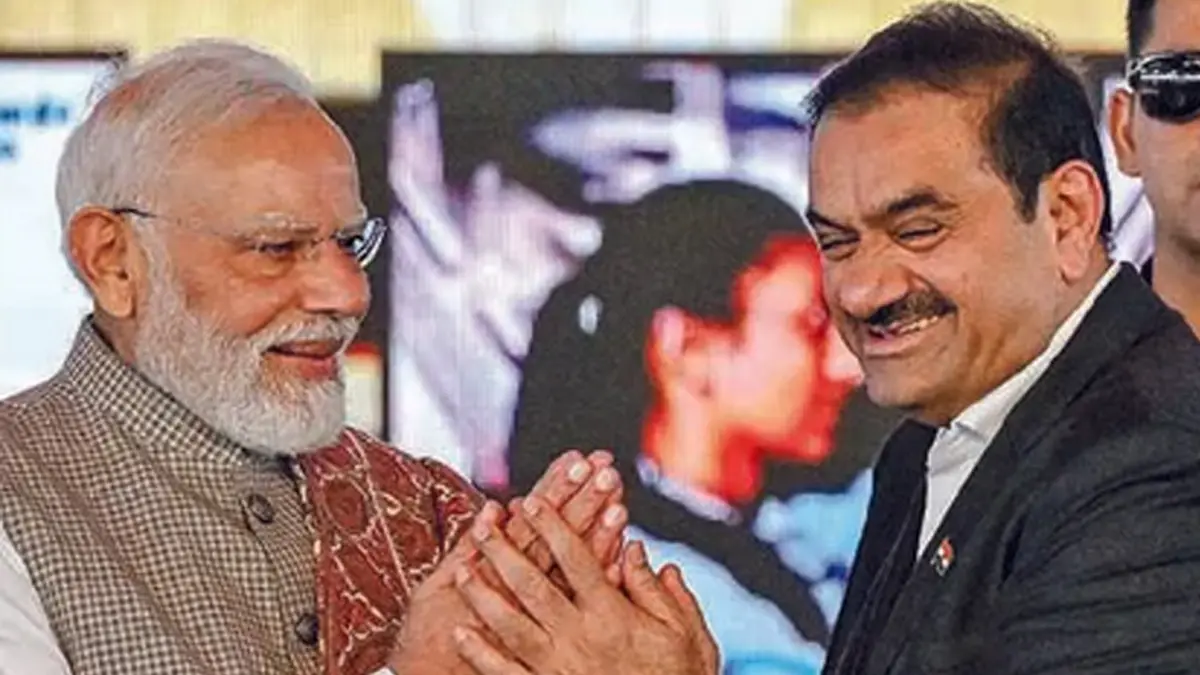 PEGANG TAKHTA: Perdana Menteri India Narendra Modi (kiri) menyalami CEO Adani Group Gautam Adani dalam upacara peresmian Bandara Internasional Navi Mumbai, India. Adani saat ini menempati peringkat pertama orang terkaya Asia menggeser Mukesh Ambani.