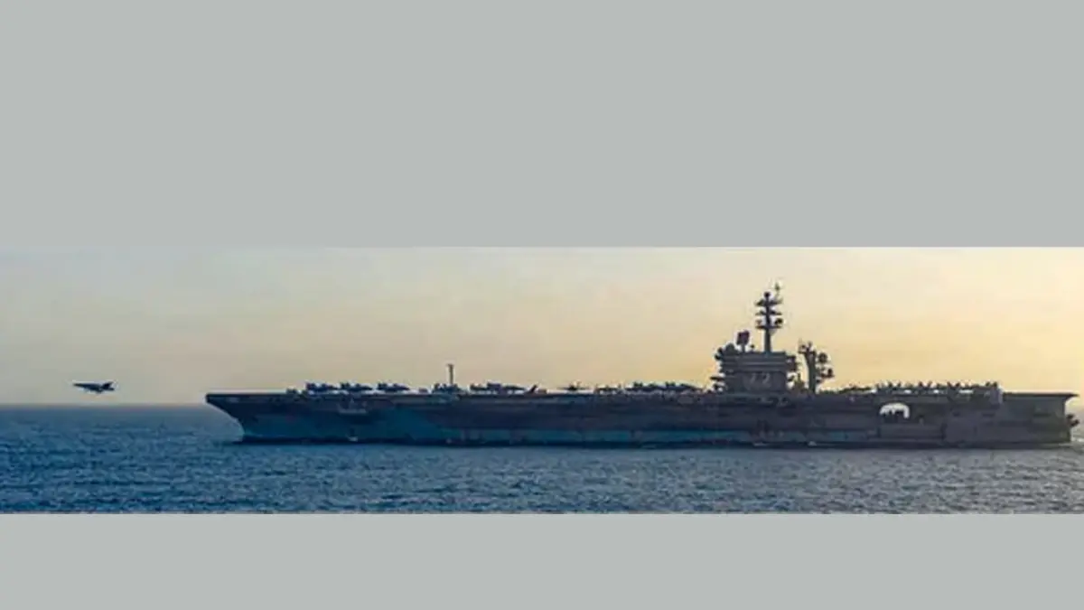 PENGHADANGAN: USS Abraham Lincoln, kapal induk AS yang turut terlibat dalam blokade, tengah berada di Laut Arab (17/4). Blokade tersebut dinilai Iran melanggar gencatan senjata.
(VARIOUS SOURCES/AFP)