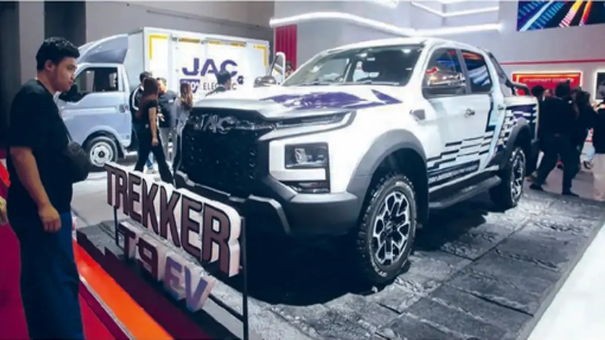 MAKIN MAHAL: Mobil listrik dobel kabin pada pameran otomotif di Jakarta. Pemerintah telah menerbitkan Permendagri Nomor 11 Tahun 2026 yang menjadi dasar baru pengenaan pajak kendaraan bermotor dan bea balik nama kendaraan bermotor, termasuk kendaraan listrik.