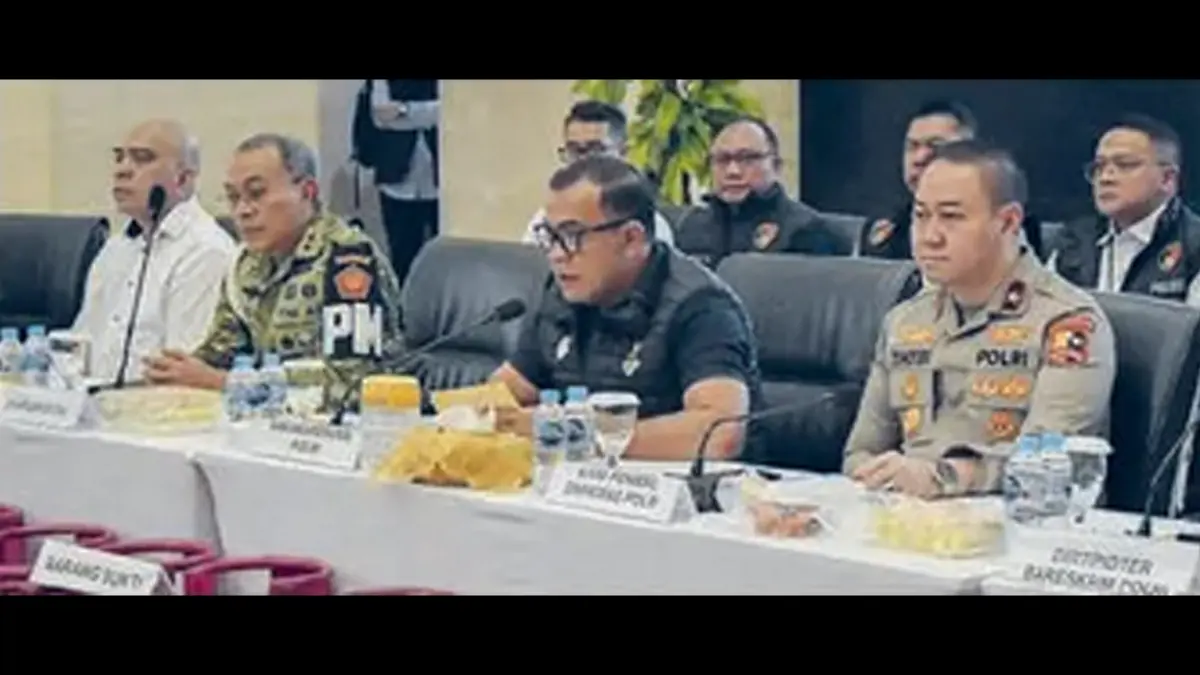 UNGKAP PERKARA: Wakabareskrim Polri Irjen Pol Nunung Syaifuddin (dua dari kanan) bersama Danpuspom TNI Mayjen Yusri Nuryanto (dua dari kiri) dan Karo Penmas Divisi Humas Polri Brigjen Pol Trunoyudo Wisnu (kanan) saat konferensi pers kasus penyalahgunaan BBM dan LPG subsidi di Mabes Polri kemarin (21/4). (Foto: RENO ESNIR/ANTARA FOTO)