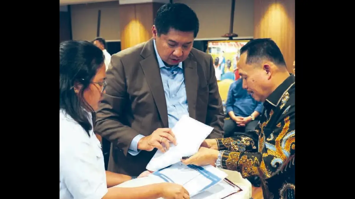 HARUS CERMAT: Maruarar Sirait (tengah) memeriksa sejumlah berkas saat rapat dengan pengembang.
(Sumber: HUMAS KEMENTERIAN PKP)