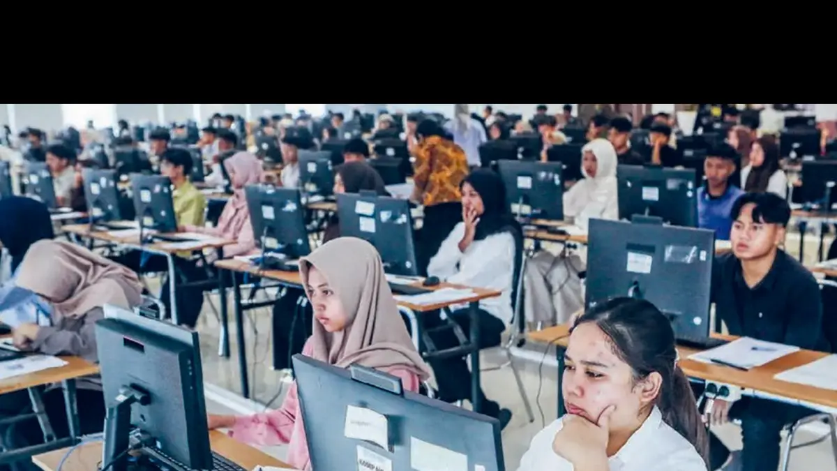 JALUR MASUK PTN: Peserta mengikuti Ujian Tulis Berbasis Komputer (UTBK) 2026 di Kampus Unesa Lidah Wetan, Surabaya, kemarin (21/4).