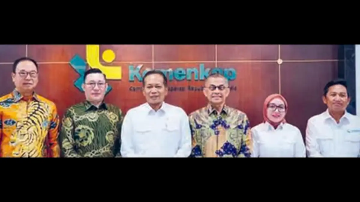 PEMASOK ENERGI: Ferry Juliantono (tiga dari kiri) bersama perwakilan PT Energy Absolute Green X Indonesia.
(HUMAS KEMENKOP)