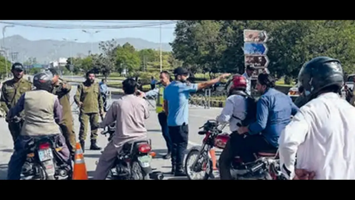 PENGAMANAN LOKASI: Petugas keamanan di dekat Hotel Serena, Islamabad, mengarahkan warga melewati jalur alternatif kemarin (21/4). Ibu kota Pakistan itu bakal kembali menjadi tempat perundingan Iran dan AS. (Foto: ASIF HASSAN/AFP)