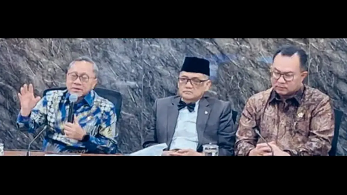 RAPAT KOORDINASI: Menko Bidang Pangan Zulkifli Hasan (kiri) bersama Menteri Haji dan Umrah Mochammad Irfan Yusuf (tengah) ingin memberikan pelayanan terbaik untuk jemaah haji Indonesia.