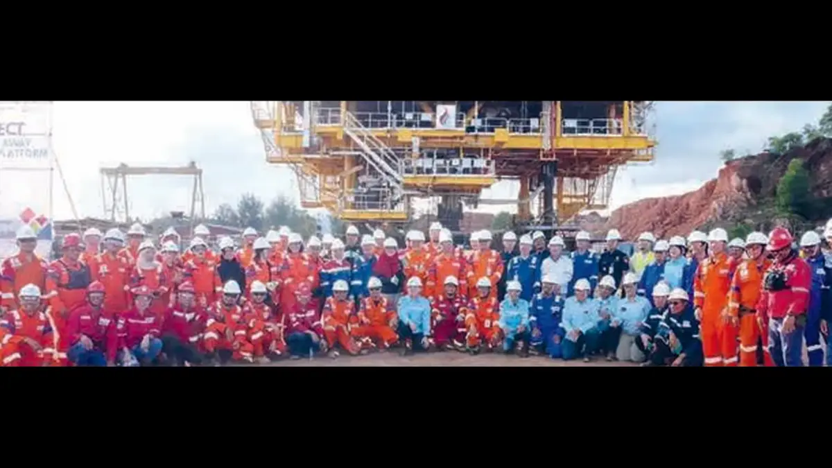 KEJAR TARGET: Tim Pertamina Hulu Mahakam bersiap melakukan sail away topside di Tanjungpinang menuju perairan Balikpapan beberapa waktu lalu.