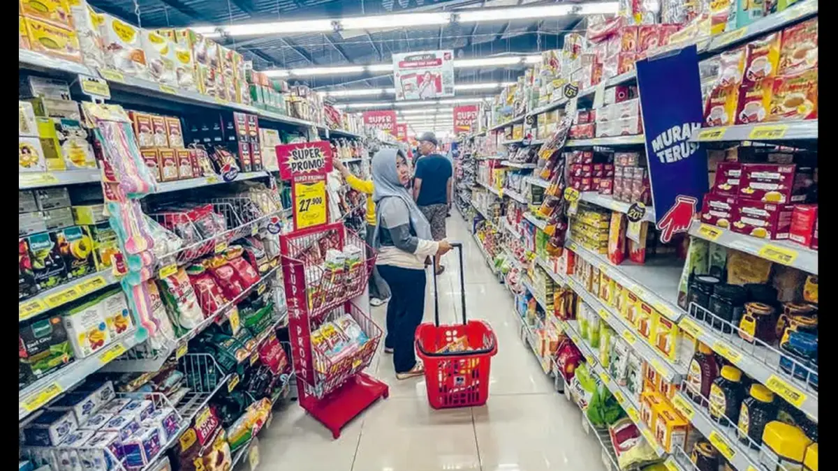 MAKIN MAHAL: Warga berbelanja makanan dan minuman (mamin) di salah satu gerai ritel modern di Depok, Jawa Barat. Plastik masih mendominasi kemasan industri mamin dengan porsi sekitar 48 persen.
(Foto: JAWA POS)