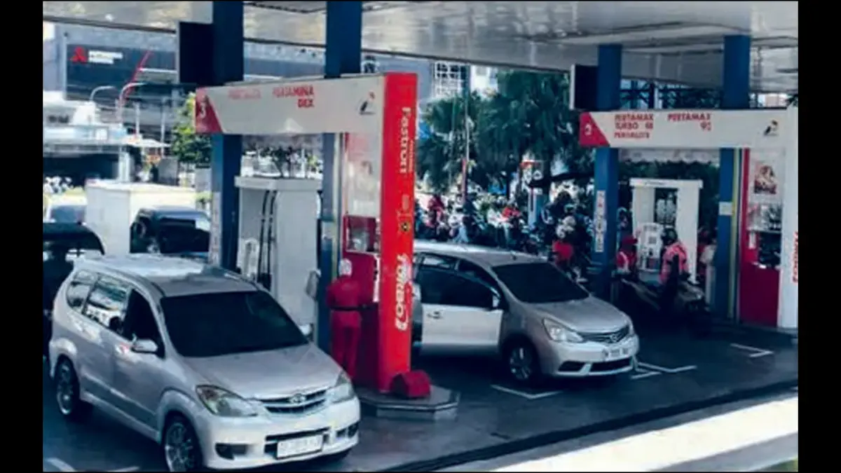 BERGANTUNG IMPOR: Pengisian BBM di SPBU Pertamina Malang, Jawa Timur. Konsumsi BBM mencapai 1,5–1,6 juta barel per hari, sementara produksi domestik berkisar 600 ribu barel per hari. (ANTARA FOTO)