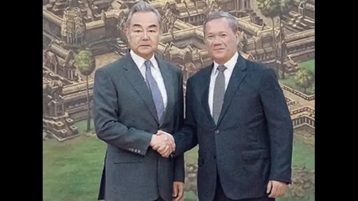 JALIN KERJA SAMA: Menlu Tiongkok Wang Yi (kiri) bersama PM Kamboja Hun Manet di Istana Perdamaian, Phnom Penh, Rabu (22/4).
