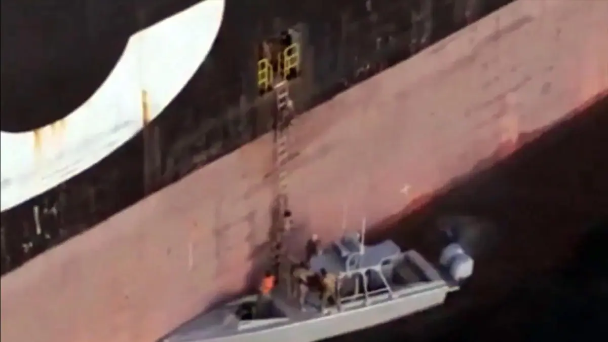 KOMPROMI: Sejumlah personel Angkatan Laut Garda Revolusi menaiki kapal yang nekat melintasi Selat Hormuz, Rabu (22/4). Di hari yang sama, ada dua kapal lain yang juga disita.