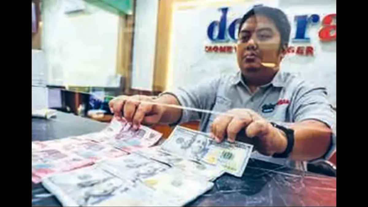 TERDAMPAK KONFLIK GEOPOLITIK: Intervensi BI dinilai cukup efektif meredam pelemahan mata uang Garuda. Rupiah sempat menyentuh Rp 17.307.