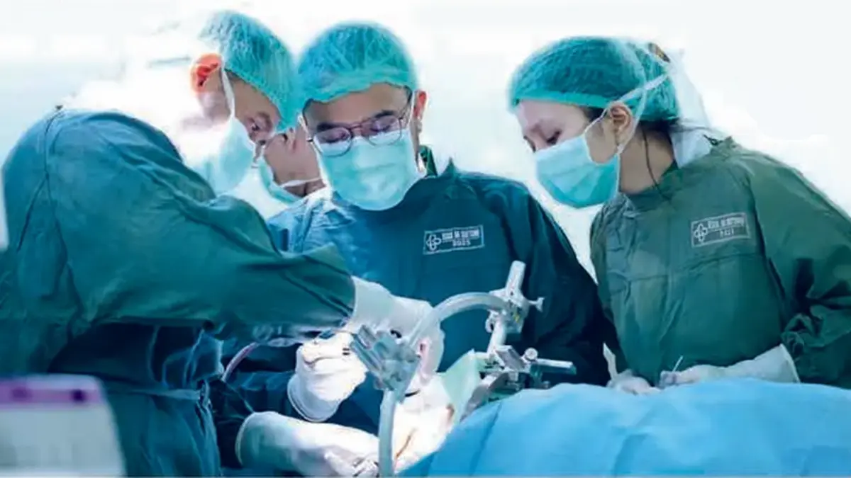 TEROBOSAN MEDIS: Dari kiri, dr Heri Subianto SpBS SubspFN(K), Dr dr Ahmad Fahmi SpBS SubspFN(K), dan dr Vega Pangariubun dalam psychosurgery di RSUD dr Soetomo, Surabaya, Rabu (22/4). (DOKUMENTASI RSUD DR. SOETOMO)