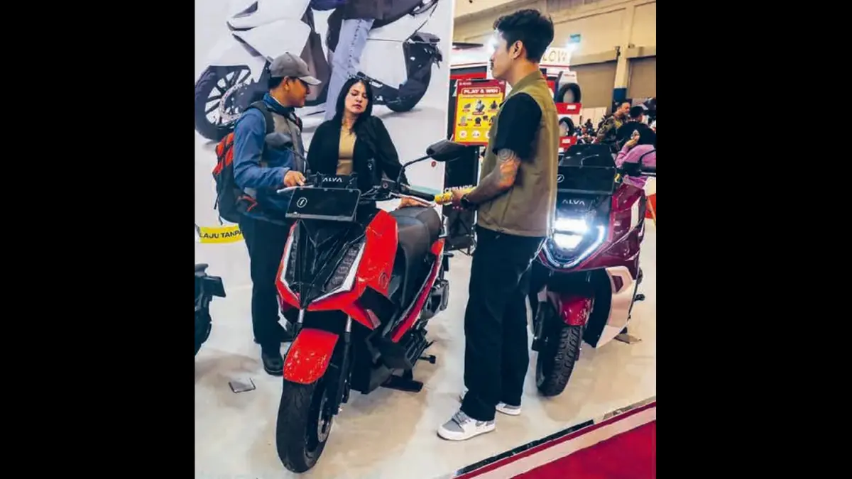 DONGKRAK PENJUALAN: Pengunjung melihat sepeda motor listrik pada pameran di Tangerang. Menurut Asosiasi Dealer Sepeda dan Motor Listrik Indonesia, insentif pembelian diperkirakan mendorong penjualan hingga 100 ribu unit.