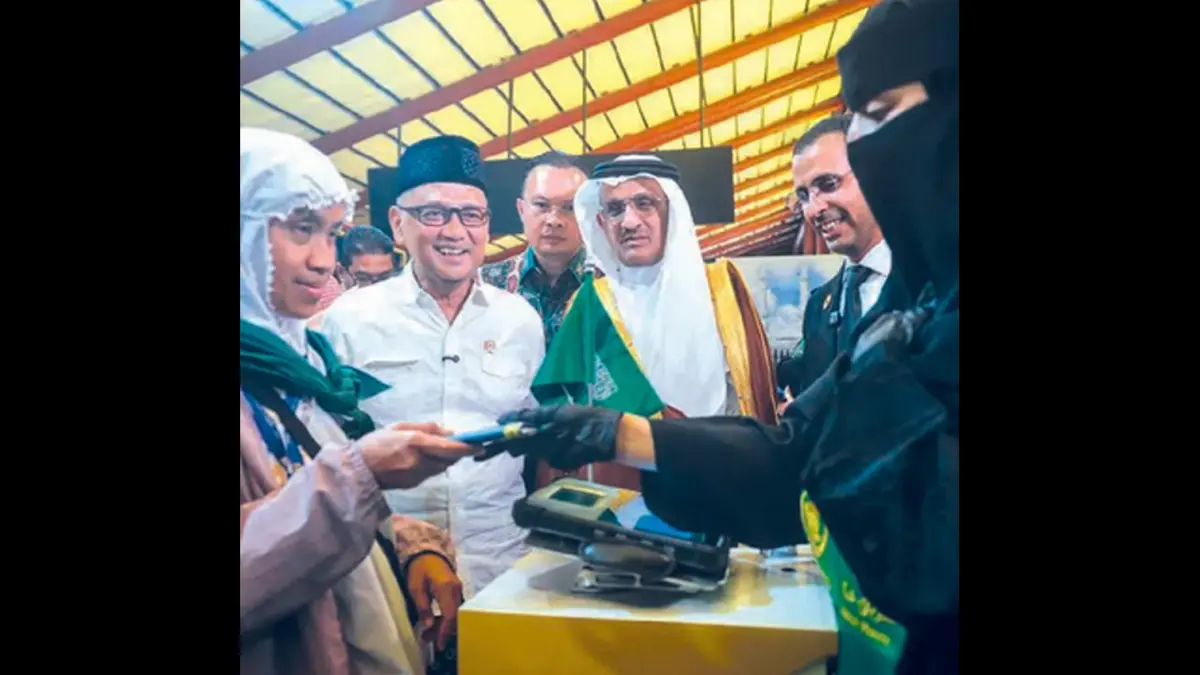 SOSIALISASI JALUR CEPAT: Menhaj Mochamad Irfan Yusuf (dua dari kiri) dan Duta Besar Arab Saudi untuk Indonesia Faisal Abdullah H. Amodi (tiga dari kanan) meninjau layanan Fast Track Haji Makkah Route di Terminal 2F Bandara Soekarno-Hatta, Tangerang, Banten, Sabtu (25/4).