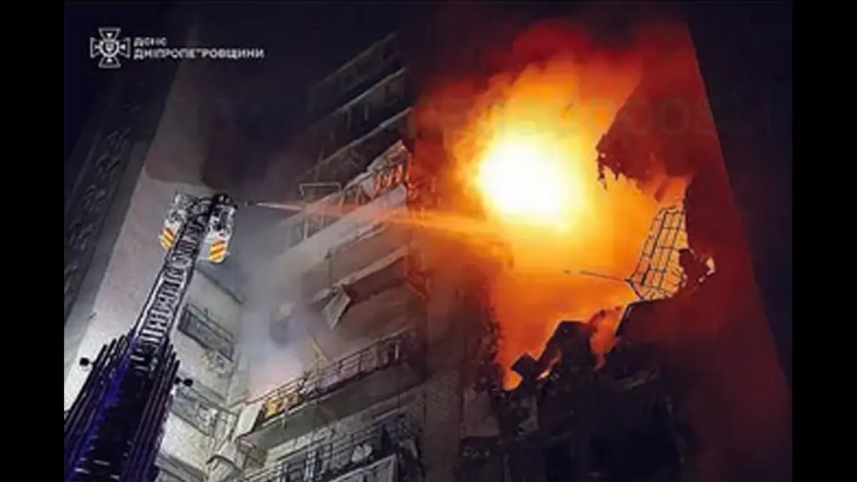 MEMBARA: Petugas damkar memadamkan api di bangunan yang rusak akibat serangan Rusia di Kota Dnipro, Ukraina, Sabtu (25/4).