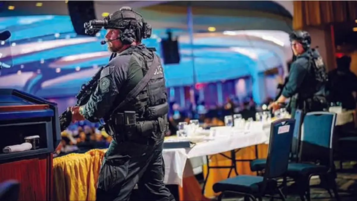 SIAGA PENUH: Petugas Secret Service AS mengevakuasi pejabat selama insiden penembakan pada acara makan malam Asosiasi Koresponden Gedung Putih di Washington Hilton, AS, Sabtu (25/4). Acara itu dihadiri Presiden Donald Trump.