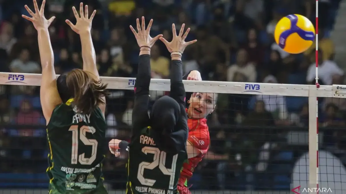 SULIT DIBENDUNG: Irina Voronkova (kanan) melepaskan spike yang berhasil melewati blok dua pemain Phonska Plus Pupuk Indonesia. (Foto: Antara)