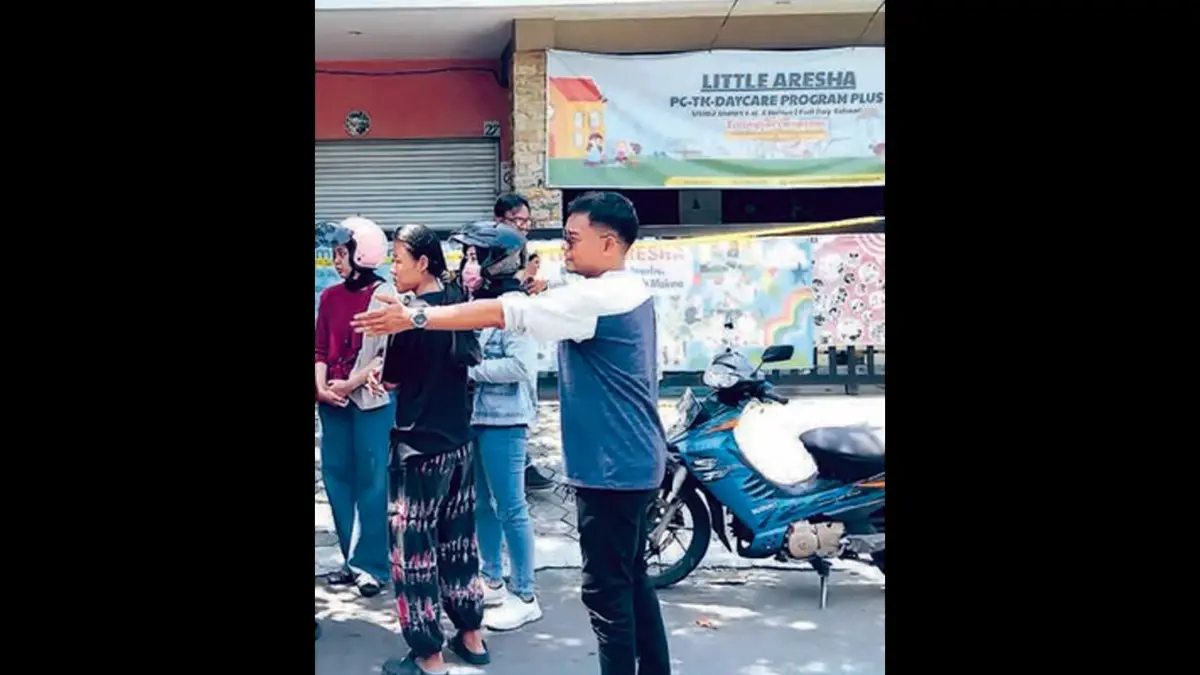 TUNTUT PENGUSUTAN: Para orang tua di depan daycare Little Aresha. Mereka meminta pengelola tempat penitipan anak itu dihukum berat. (RIZKY WAHYU/RADAR JOGJAKARTA GROUP JAWA POS)