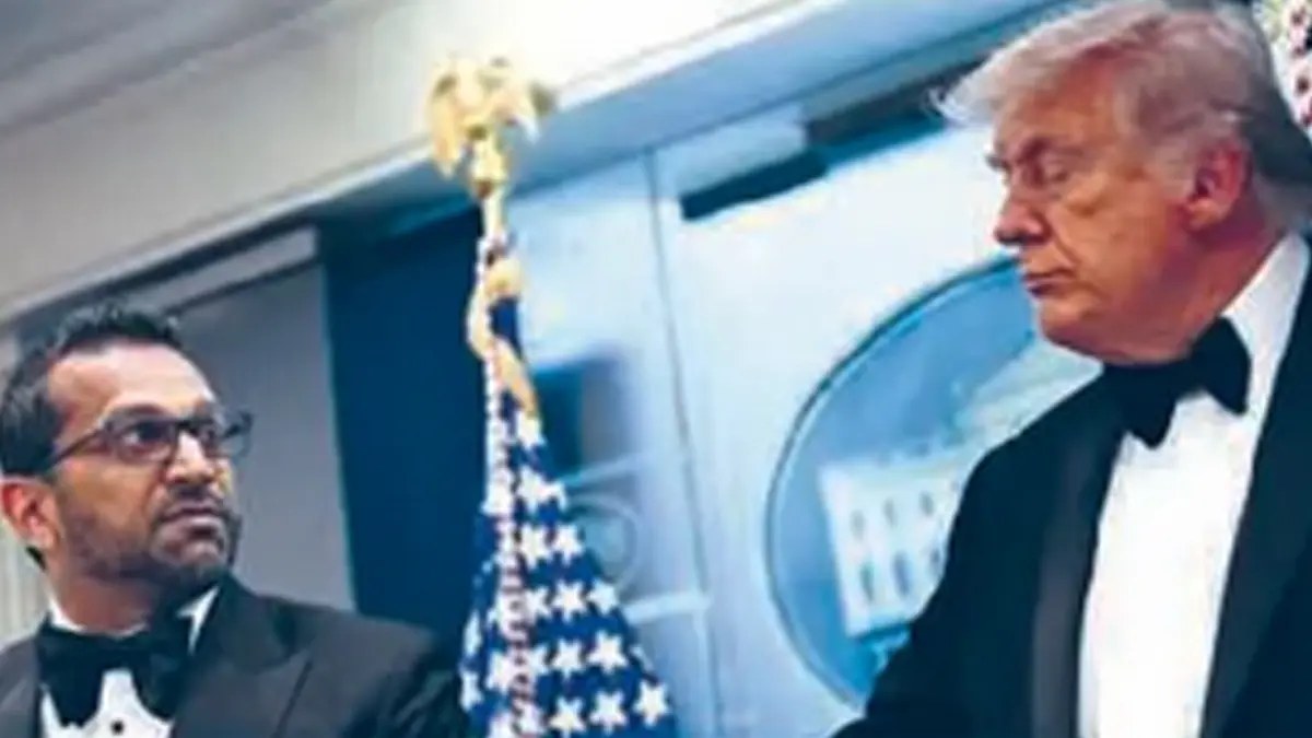 BERI PENJELASAN: Presiden AS Donald Trump mendengarkan Direktur FBI Kash Patel (kiri) berbicara selama konferensi pers di Ruang Briefing Brady, Gedung Putih, Washington DC, setelah insiden penembakan.