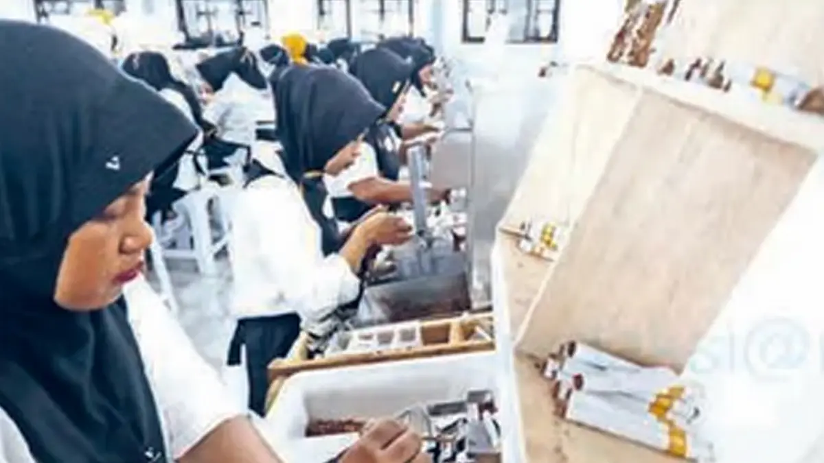 KARAKTERISTIK LOKAL: Pekerja di fasilitas produksi sigaret kretek tangan (SKT) di Bojonegoro, Jawa Timur. Rokok kretek menyumbang sekitar 97 persen produksi nasional.