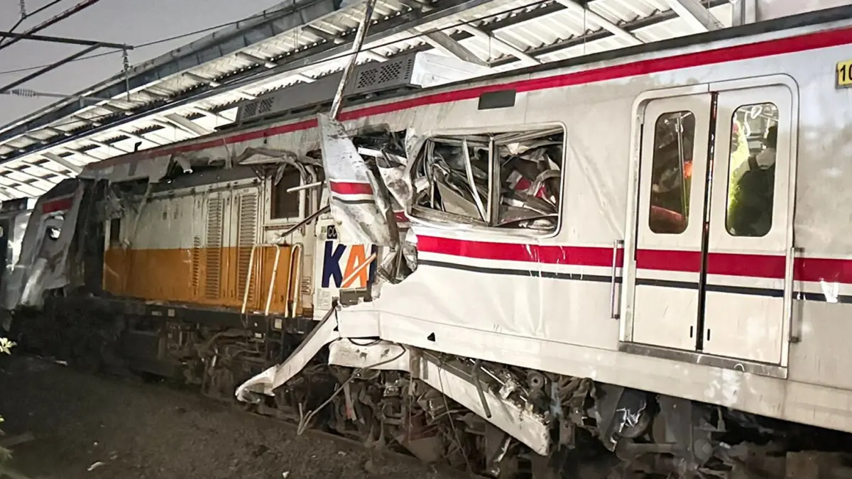 Kecelakaan kereta api (KA) terjadi di Stasiun Bekasi Timur, melibatkan KA Argo Bromo Anggrek rute Gambir-Pasarturi Surabaya dengan KRL Commuter Line.