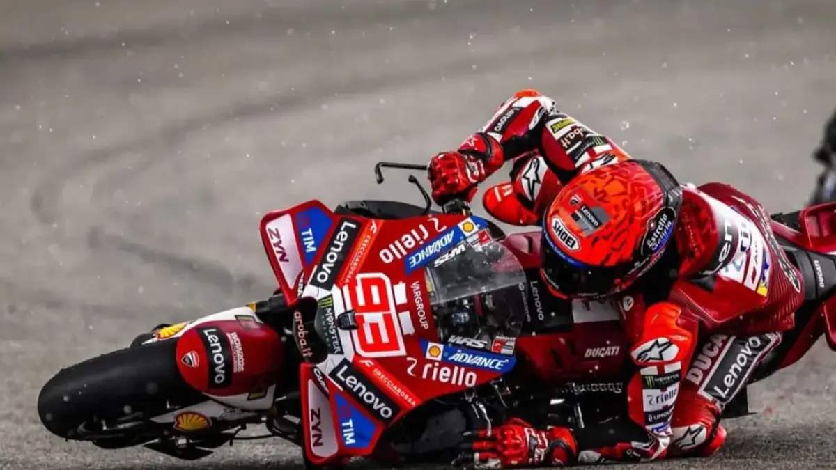 KESALAHAN FATAL: Momen Marc Marquez mengalami slip saat sprint di Jerez (25/4). Dia kembali terjatuh pada balapan Minggu (26/4).
