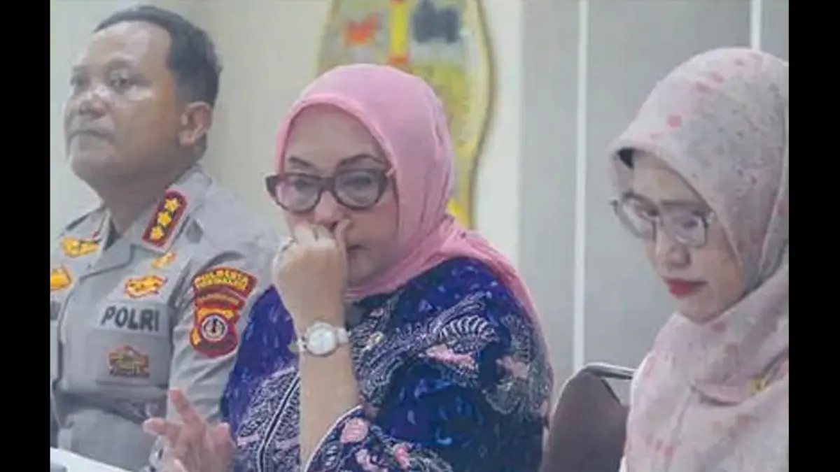 KONFERENSI PERS: Menteri PPPA Arifah Fauzi (tengah) di Mapolresta Jogja kemarin (27/4). Dia meminta pelaku kekerasan pada anak di daycare Little Aresha ditindak tegas sesuai hukum yang berlaku.