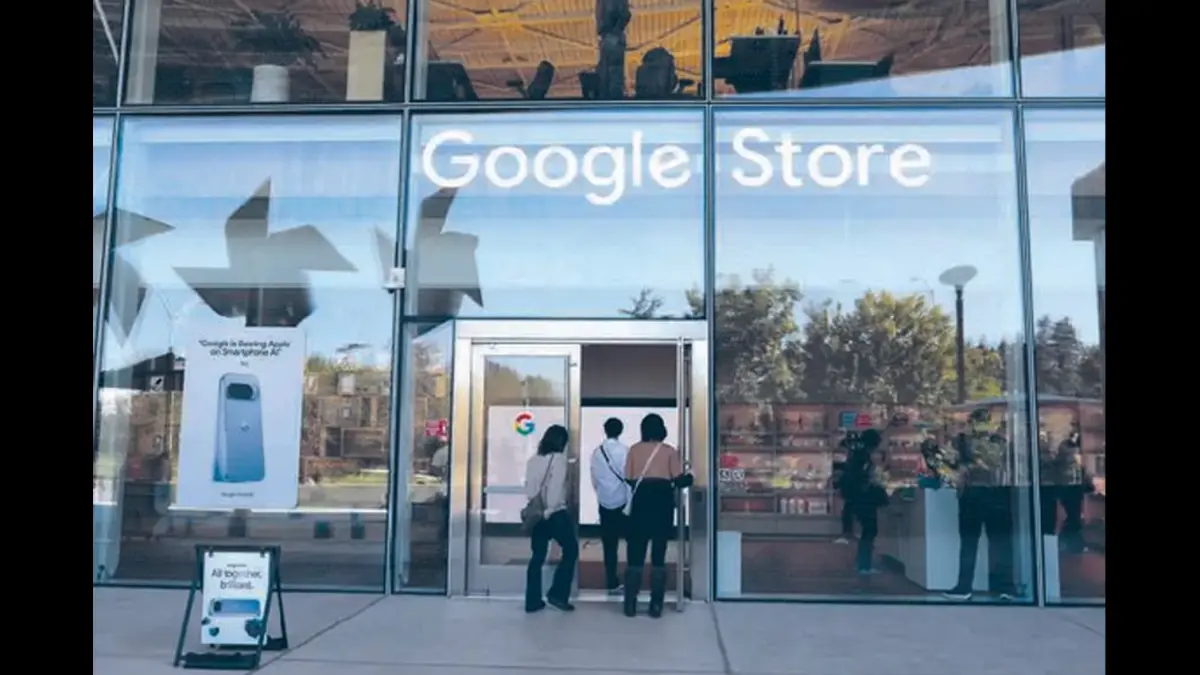 MITRA PENGEMBANGAN: Orang-orang mengunjungi Google Store di kantor pusat Google di Mountain View, California, AS. Perusahaan induk Google, Alphabet Inc., baru saja mengumumkan investasi ke Anthropic. (AFP)