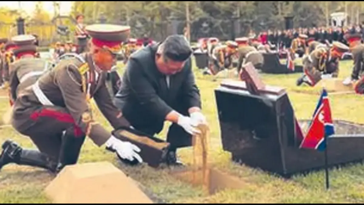 PENGHORMATAN: Kim Jong-un di makam tentara Korea Utara yang tewas saat bertempur bersama Rusia dalam perang melawan Ukraina.