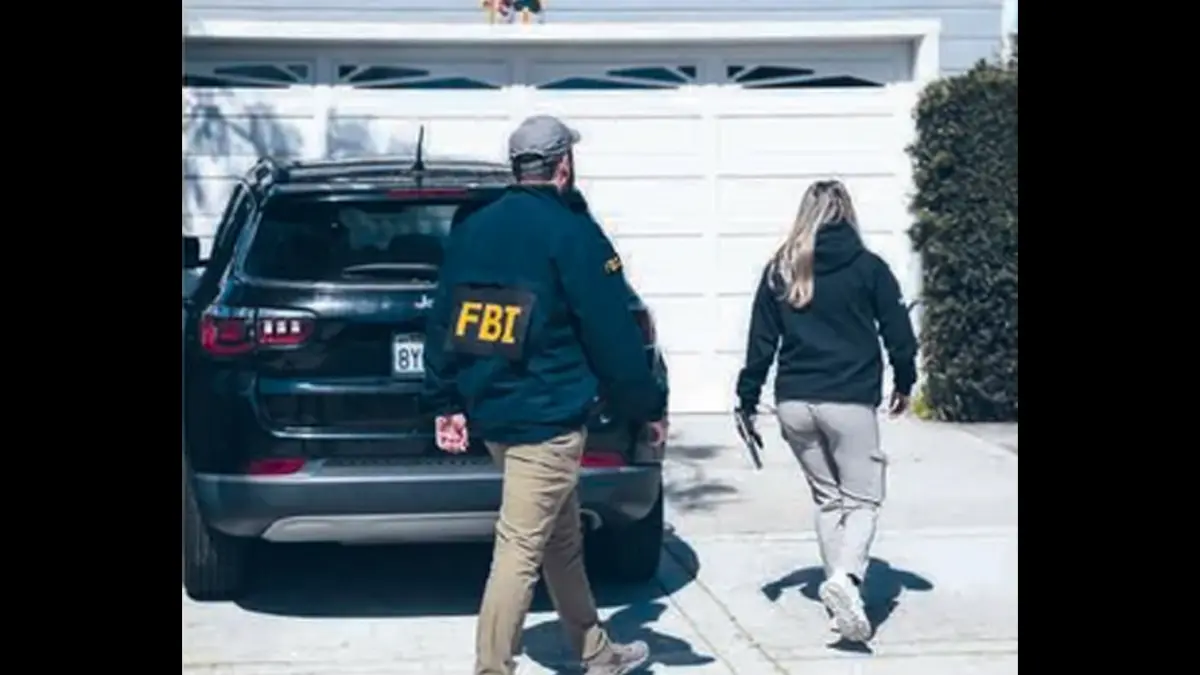 PENYELIDIKAN: Anggota FBI mendatangi rumah Cole Tomas Allen di California.