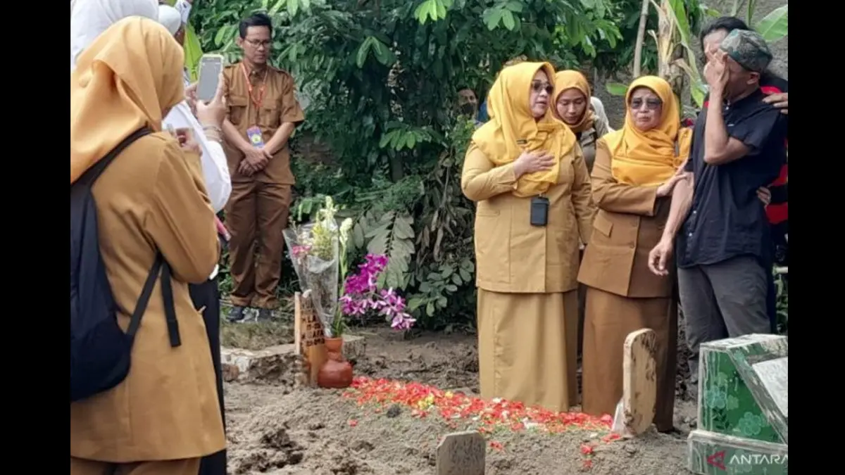 DUKA MENDALAM: Keluarga Nurlaela, korban tabrakan kereta api, berdoa di tempat pemakaman keluarga di Cikarang Timur kemarin (28/4). (Foto: Antara)