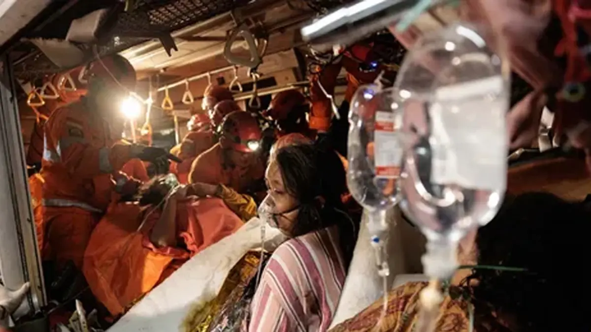 KECELAKAAN MAUT: Petugas gabungan mengevakuasi korban yang terjepit di dalam gerbong KRL yang ditabrak dari belakang oleh KA Argo Bromo Anggrek di Stasiun Bekasi Timur, kemarin (28/4).(Yasuyoshi Chiba/AFP)