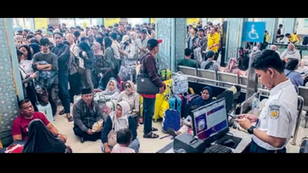 TERDAMPAK: Penumpang memadati area depan Stasiun Pasar Senen, Jakarta, untuk menunggu kedatangan KA kemarin (28/4). Perjalanan KA terlambat imbas kecelakaan di Stasiun Bekasi Timur.