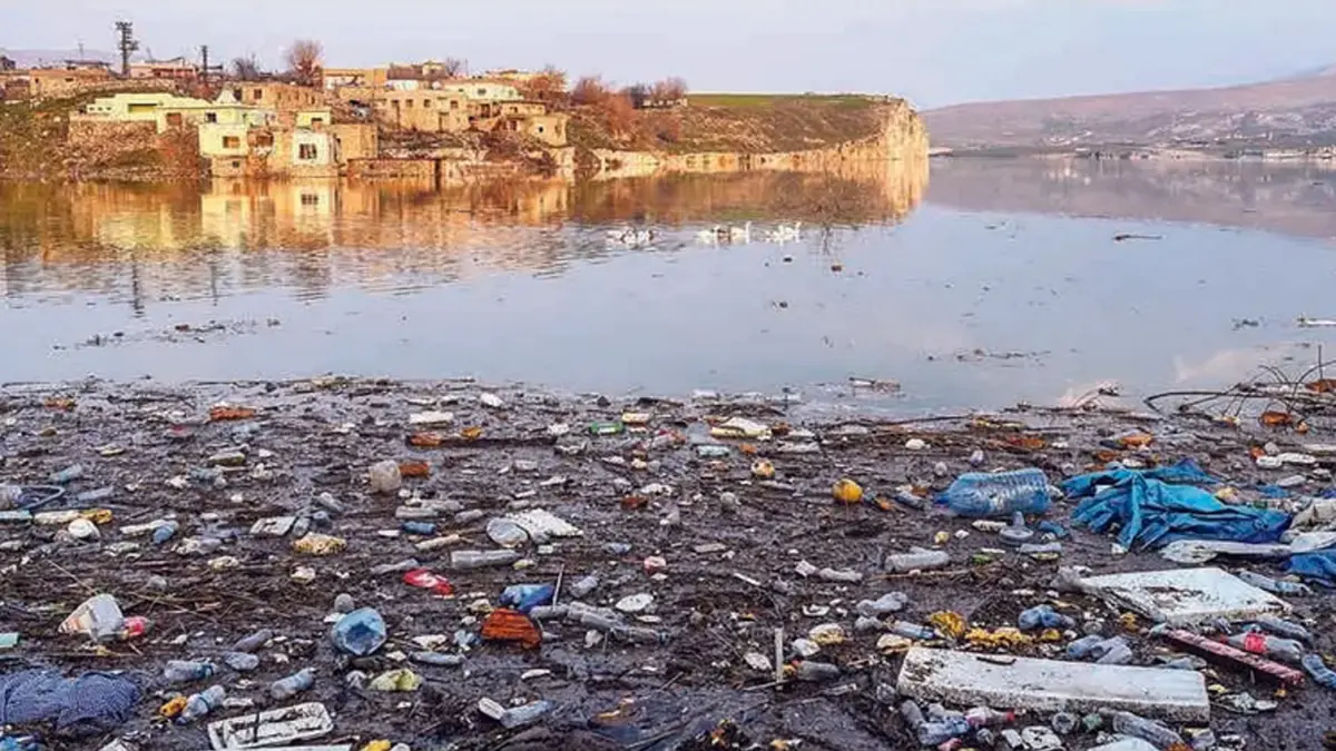 BANYAK SAMPAH: Sungai Tigris di Turki termasuk yang sering dicemari oleh limbah plastik kiriman dari negara-negara maju. (AFP)