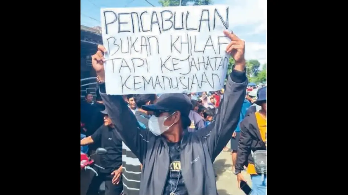 Pengunjuk rasa menyampaikan aspirasi lewat berbagai poster dan spanduk.