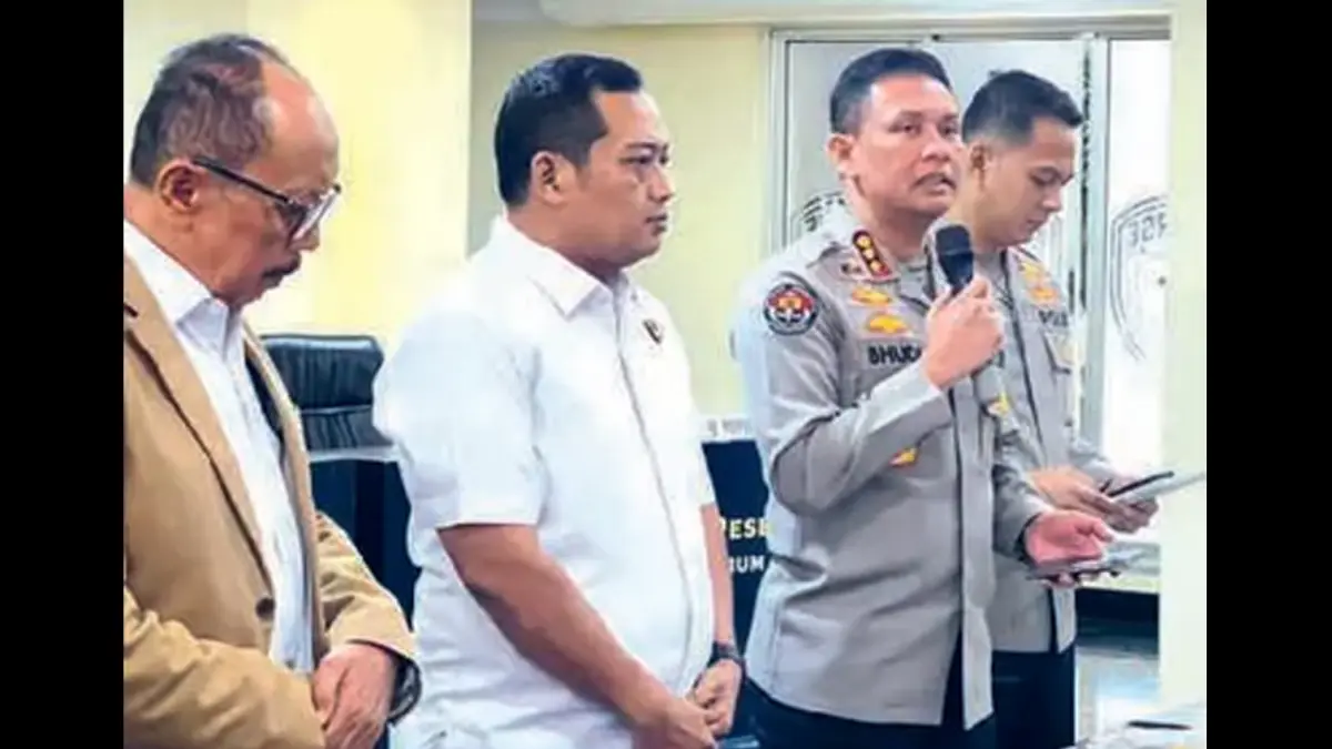 SAMPAIKAN KETERANGAN: Kabid Humas Polda Metro Jaya Kombespol Budi Hermanto (dua dari kanan) menyampaikan perkembangan penyidikan kasus tabrakan KA Argo Bromo Anggrek dan KRL kemarin (3/5).