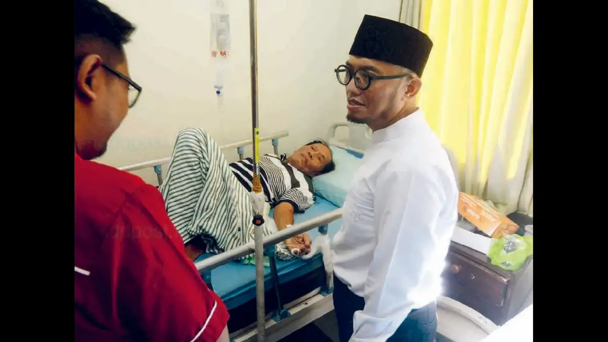 STANDAR KESEHATAN: Wakil Menteri Haji dan Umrah Dahnil Anzar Simanjuntak (kanan) berbincang dengan dokter saat melihat kondisi calon jemaah haji yang sakit di Asrama Haji Donohudan, Boyolali, Jawa Tengah (2/5). (ANTARA FOTO)