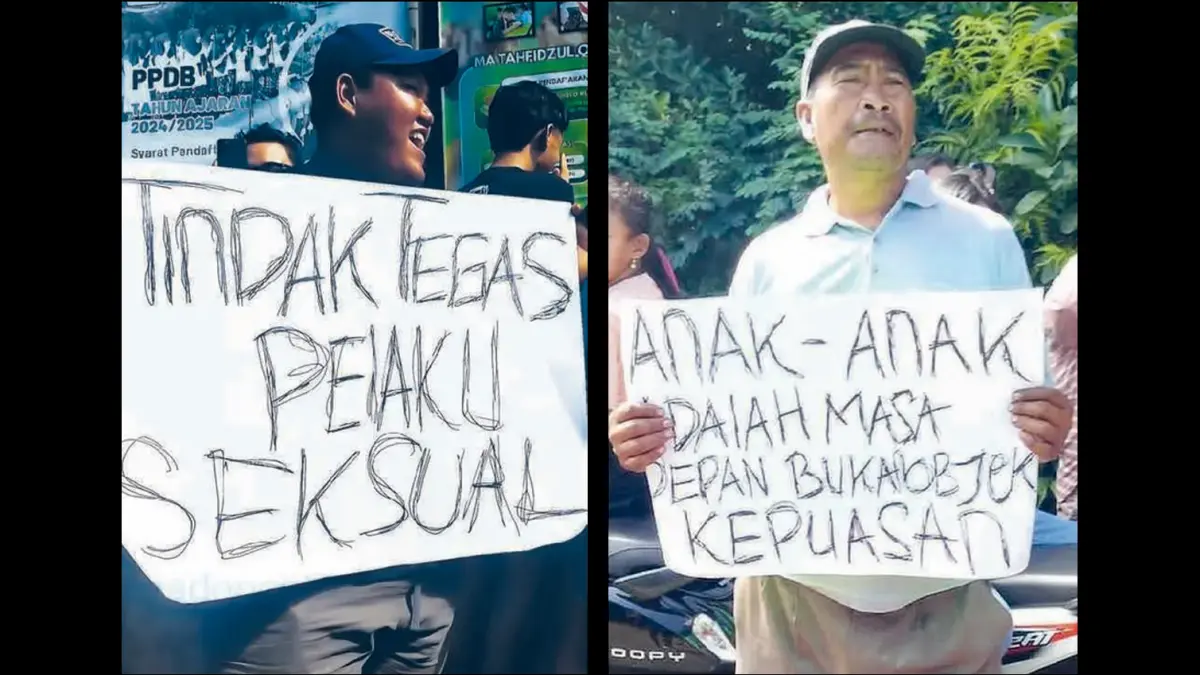 JADI SOROTAN: Demonstran menunjukkan pesan tertulis dalam poster di depan pondok pesantren di Togowungu, Pati, Jawa Tengah (2/5). Diduga terjadi pencabulan terhadap sejumlah santriwati oleh salah seorang pengasuh ponpes tersebut.