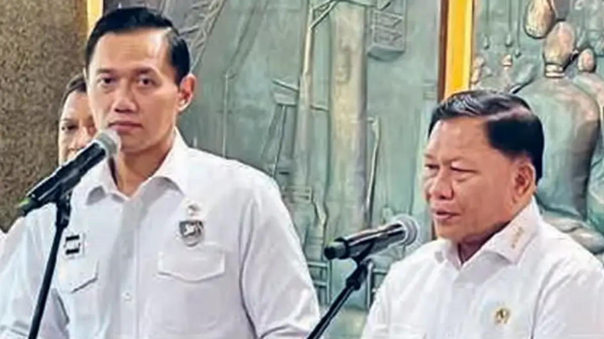 SINERGI: Didit Herdiawan (kanan) mendampingi Menteri Koordinator Bidang Infrastruktur dan Pembangunan Kewilayahan Agus Harimurti Yudhoyono saat memberikan keterangan kemarin (4/5). Foto: HUMAS KKP