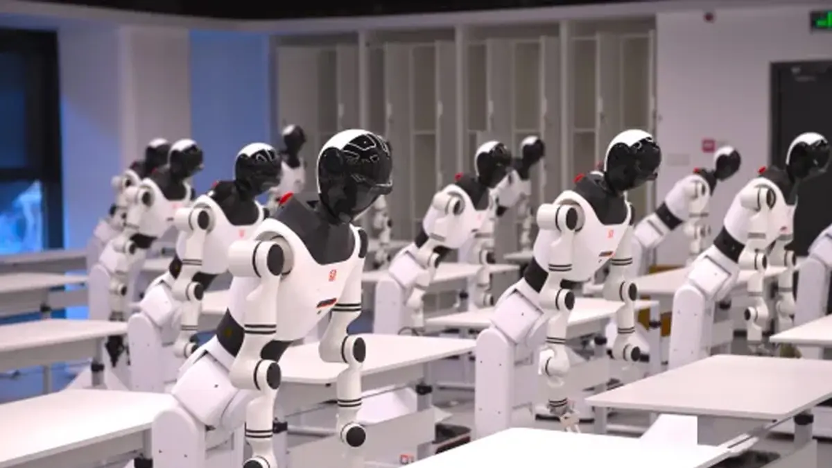 HARUS SEIMBANG: Penggunaan humanoid sebagai tenaga kerja di Tiongkok tidak dapat dijadikan dasar memberhentikan tenaga kerja manusia. (FU DING/BEIJING YOUTH DAILY/VCG)