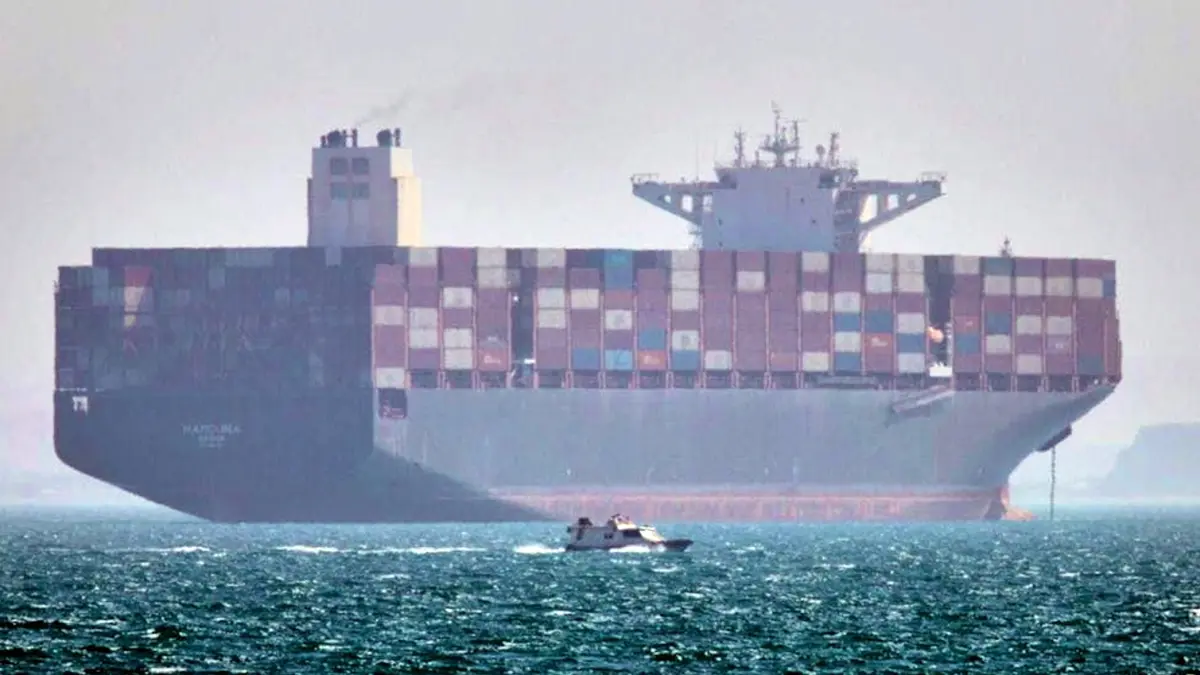 KAWASAN KONFLIK: Hamouna, kapal berbendera Iran, melempar jangkar di Selat Hormuz dekat Pelabuhan Bandar Abbas (2/5). Iran menutup penuh jalur lalu lintas distribusi minyak dan gas dunia tersebut.