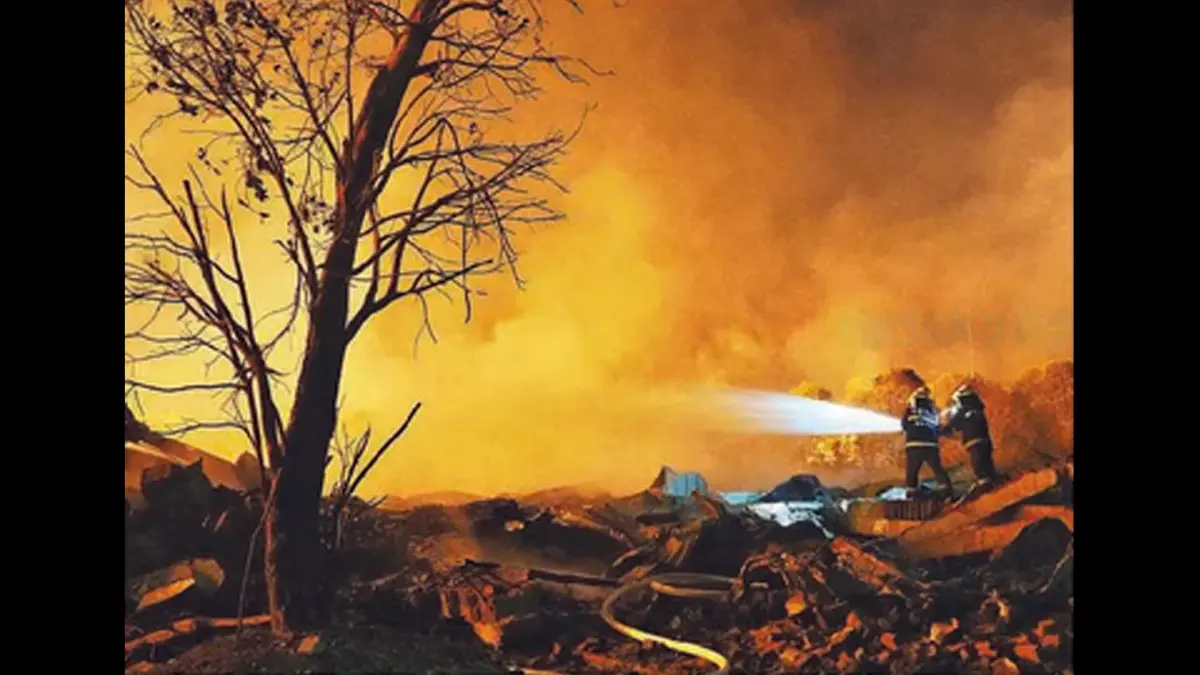 LUDES: Petugas memadamkan pabrik kembang api yang terbakar di Liuyang, Provinsi Hunan, Senin (4/5).