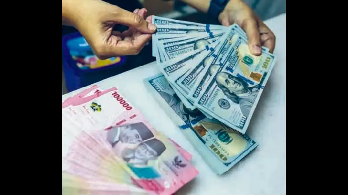 TERTEKAN: Uang pecahan rupiah dan dolar AS di gerai penukaran mata uang asing Ayu Masagung, Jakarta, kemarin (5/5). Rupiah ditutup melemah 40 poin ke level Rp 17.434 per dolar AS, sehari sebelumnya Rp 17.394.