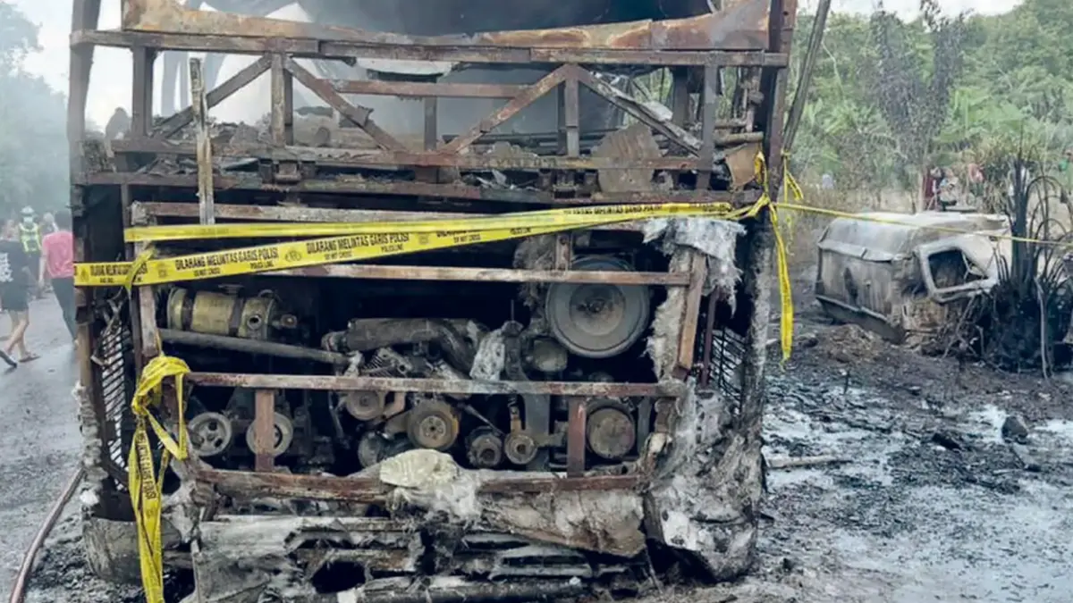 HANGUS TOTAL: Kondisi bus ALS setelah bertabrakan dengan truk tangki BBM di Jalinsum, Kabupaten Musi Rawas Utara, Sumatera Selatan, kemarin (6/5).