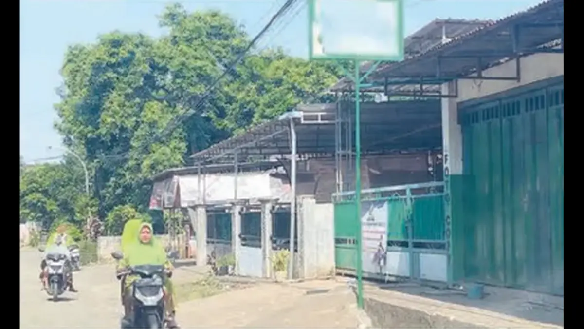 TUTUP: Warga melintas di depan pondok pesantren yang diduga menjadi lokasi pelecehan santriwati di Desa Tlogosari, Pati, Jateng, kemarin (6/5).