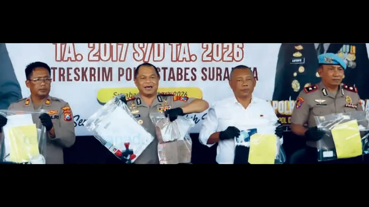 UNGKAP PERKARA: Dari kiri, Kasihumas POLRESTABES Surabaya AKP Hadi Ismanto, Kapolrestabes Kombespol Luthfie Sulistiawan, Kasatreskrim AKBP Edy Herwiyanto, dan Kasipropam Kompol Kamid menunjukkan barang bukti yang diamankan dari pelaku kemarin (7/5).