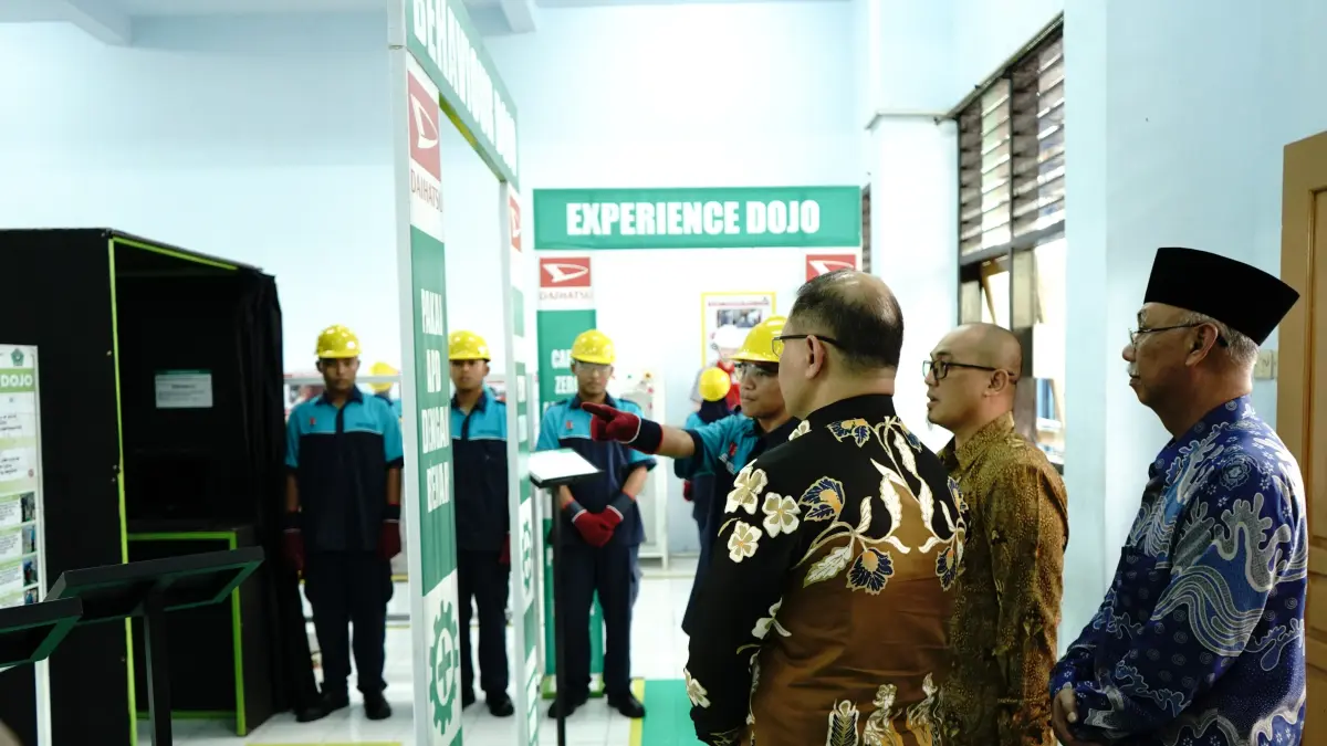 Perwakilan Manajemen Daihatsu & Perwakilan Pemda di Salah Satu SMK Binaan CSR ADM di Jawa Timur