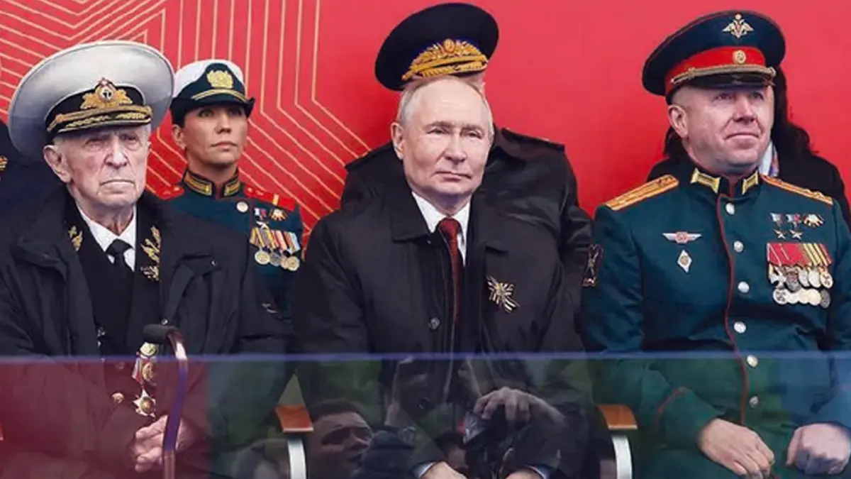 MENUJU MEJA PERUNDINGAN: Presiden Rusia Vladimir Putin menghadiri parade militer Hari Kemenangan di Lapangan Merah di Moskow, Rusia, Sabtu (9/5). Rusia merayakan peringatan ke-81 kemenangan Uni Soviet atas Nazi Jerman dalam Perang Dunia II. (AFP)