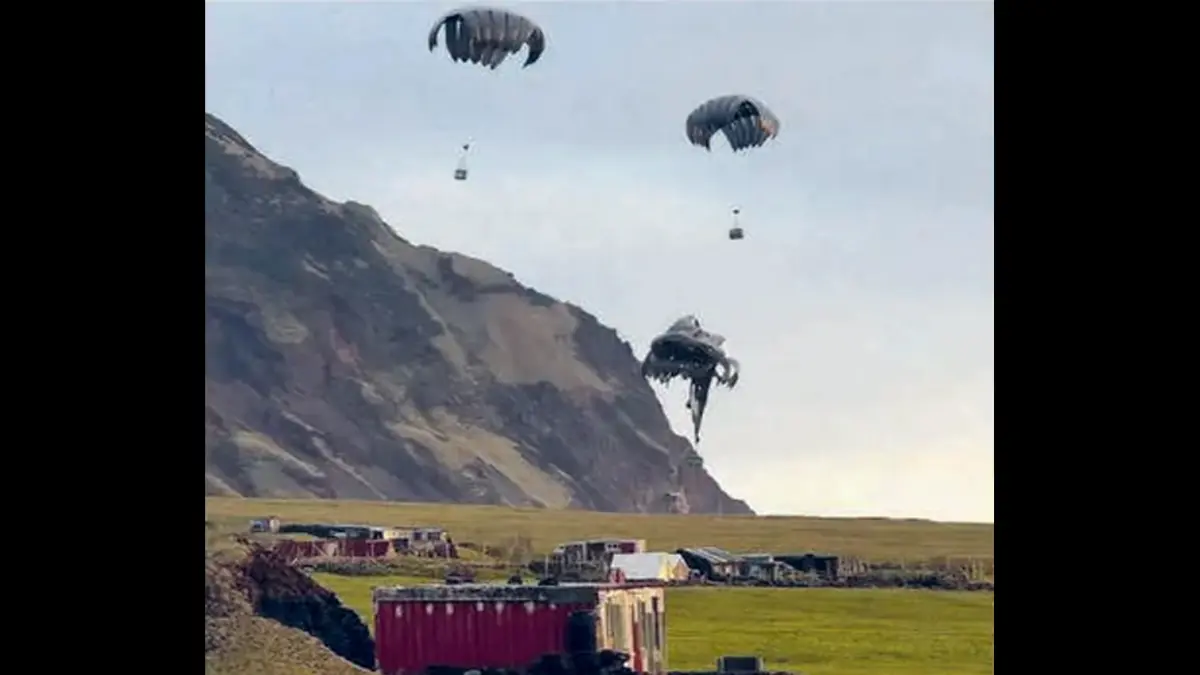 PULAU TERPENCIL: Tentara dan paramedis Inggris terjun payung ke Tristan da Cunha untuk menolong suspek hantavirus. (Foto: KEMENTERIAN PERTAHANAN INGGRIS)