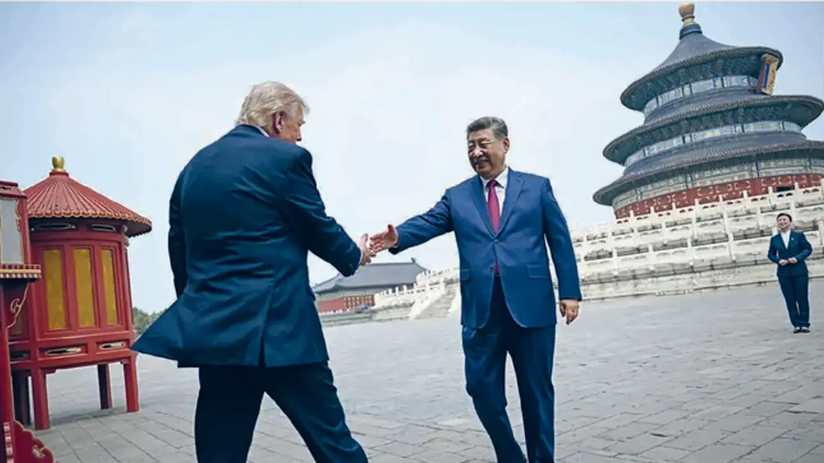 SESAMA ADIDAYA: Presiden Tiongkok Xi Jinping bertemu dengan Presiden AS Donald Trump di Kuil Nirwana, Beijing, kemarin (14/5). Mereka membahas sejumlah isu dalam agenda tersebut.